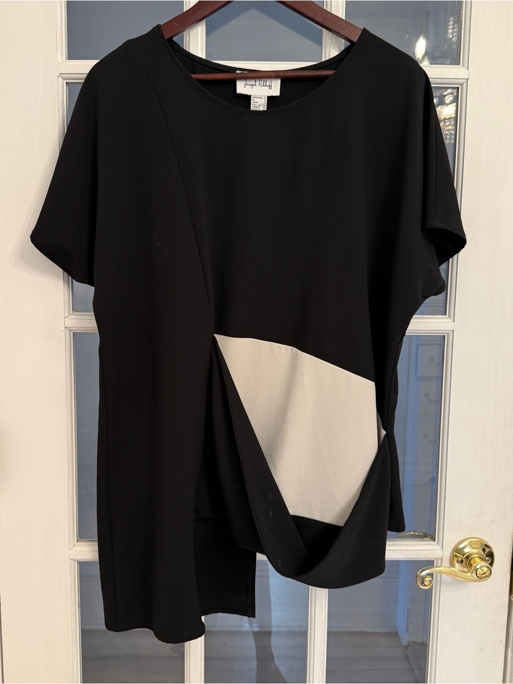 JOSEPH RIBKOFF Women's Black & White Color Block Asymmetrical Short Sleeve Top